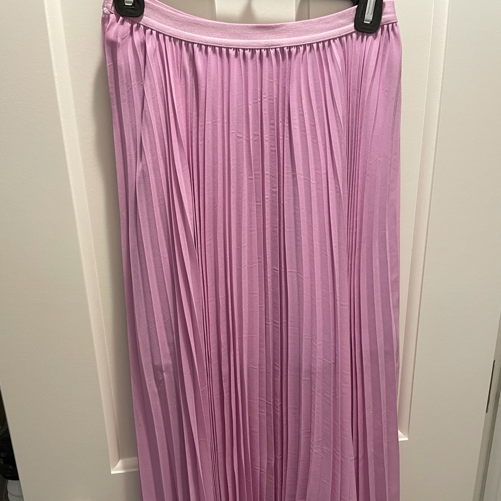 Pink pleated skirt